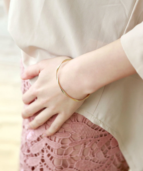 colleca la(コレカラ)の「マットツイストバングル(バングル/リストバンド・レディース・シルバー/ゴールド/ピンクゴールド・フリ-)」の4枚目の写真