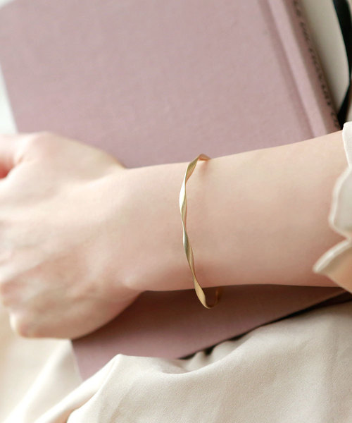 colleca la(コレカラ)の「マットツイストバングル(バングル/リストバンド・レディース・シルバー/ゴールド/ピンクゴールド・フリ-)」の5枚目の写真