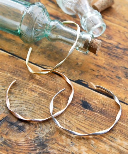 colleca la(コレカラ)の「マットツイストバングル(バングル/リストバンド・レディース・シルバー/ゴールド/ピンクゴールド・フリ-)」の6枚目の写真