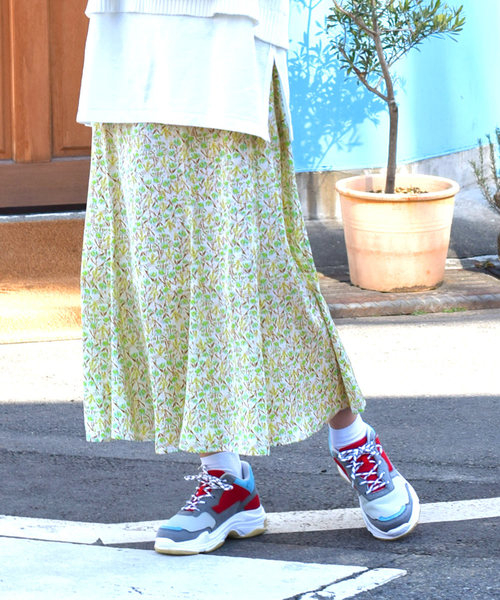 w closet(ダブルクローゼット)の「小花柄プリントマーメイドスカート(スカート・レディース・ベージュ/ブルー系その他/オフホワイト・FREE)」の2枚目の写真