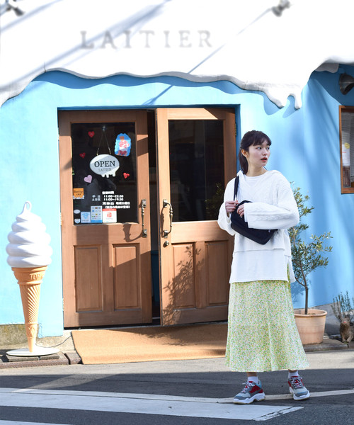 w closet(ダブルクローゼット)の「小花柄プリントマーメイドスカート(スカート・レディース・ベージュ/ブルー系その他/オフホワイト・FREE)」の4枚目の写真