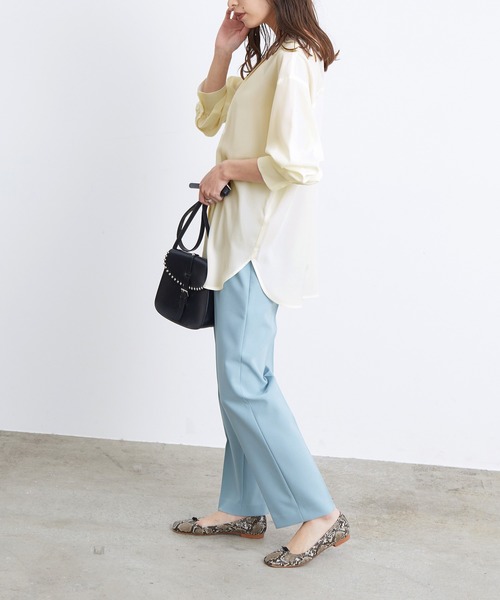 ADAM ET ROPE'(アダムエロペ)の「【WEB限定】バックVネックブラウス(シャツ/ブラウス・レディース・ホワイト/ネイビー/ミント・FREE)」の5枚目の写真