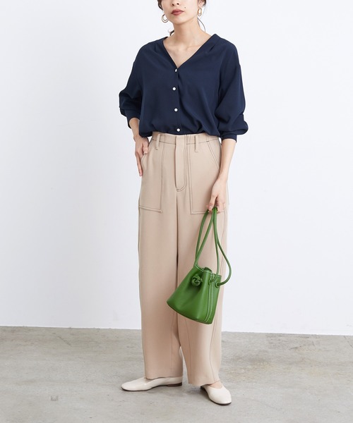 ADAM ET ROPE'(アダムエロペ)の「【WEB限定】バックVネックブラウス(シャツ/ブラウス・レディース・ホワイト/ネイビー/ミント・FREE)」の9枚目の写真