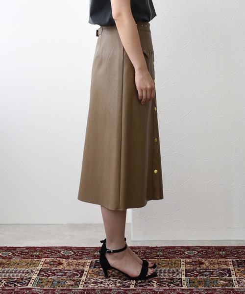 Eimee Law(エイミーロウ)の「合成皮革ウエスタンリベットスカート(スカート・レディース・ブラック/ダークベージュ/ダークグリーン・38)」の17枚目の写真