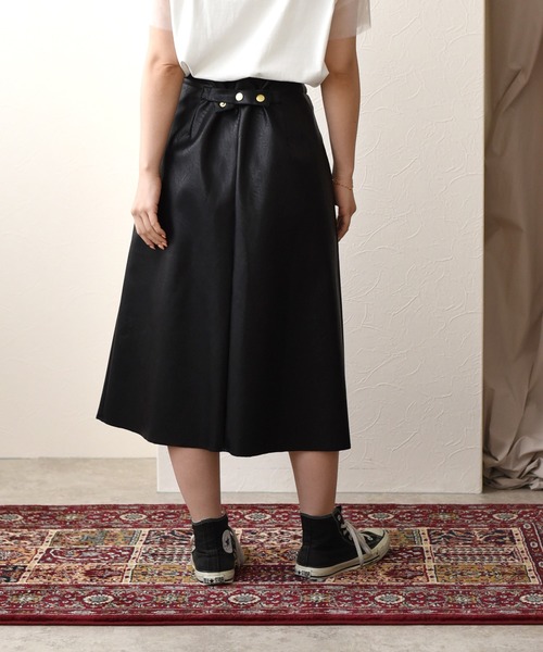 Eimee Law(エイミーロウ)の「合成皮革ウエスタンリベットスカート(スカート・レディース・ブラック/ダークベージュ/ダークグリーン・38)」の21枚目の写真