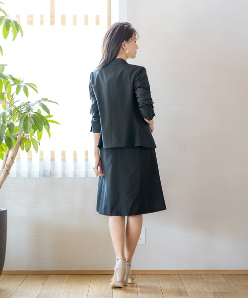 WHITE JOOLA（ホワイトジョーラ）の「【洗濯機で洗える】抗菌ストレッチ・多機能カラーレスジャケット(前裏付き）（ノーカラージャケット・レディース・ブラック/グレー/グレイッシュベージュ・7号/9号/11号/13号）」の8枚目の写真