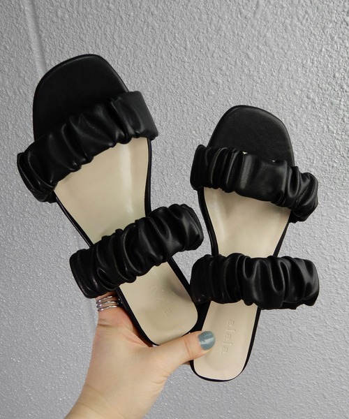 alala（アララ）の「ダブルギャザーベルトのスクエアフラットサンダル　◇（サンダル・レディース・ホワイト/ブラック/ベージュ/グリーン・S/M/L/LL）」の3枚目の写真