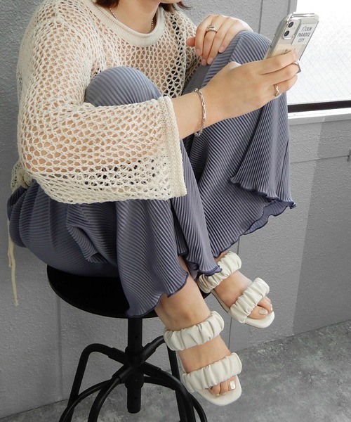 alala（アララ）の「ダブルギャザーベルトのスクエアフラットサンダル　◇（サンダル・レディース・ホワイト/ブラック/ベージュ/グリーン・S/M/L/LL）」の6枚目の写真