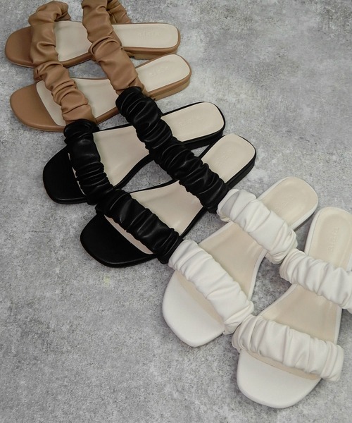 alala（アララ）の「ダブルギャザーベルトのスクエアフラットサンダル　◇（サンダル・レディース・ホワイト/ブラック/ベージュ/グリーン・S/M/L/LL）」の5枚目の写真