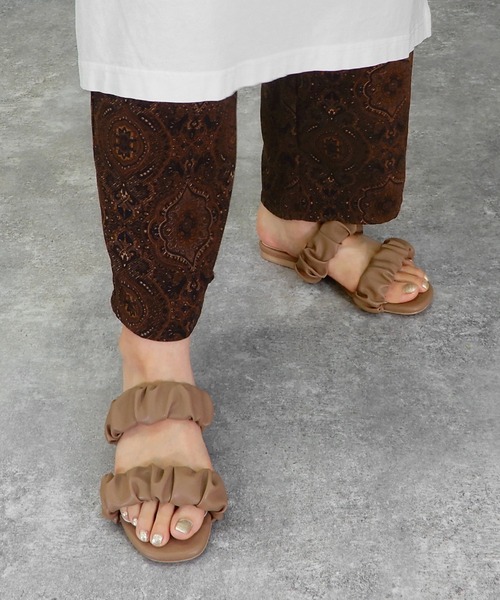 alala（アララ）の「ダブルギャザーベルトのスクエアフラットサンダル　◇（サンダル・レディース・ホワイト/ブラック/ベージュ/グリーン・S/M/L/LL）」の13枚目の写真