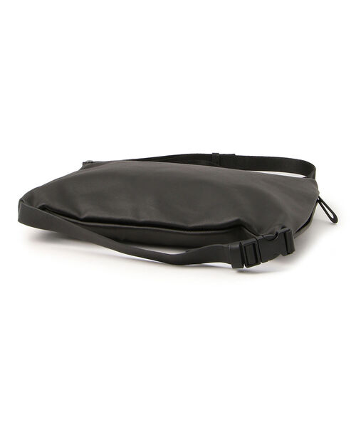 Cote&Ciel（コートエシエル）の「Cote&Ciel(コートエシエル)INN MEDIUM COATED CANVAS BAG/コーティングショルダーバッグ（ショルダーバッグ・メンズ・ブラック・FREE）」の6枚目の写真