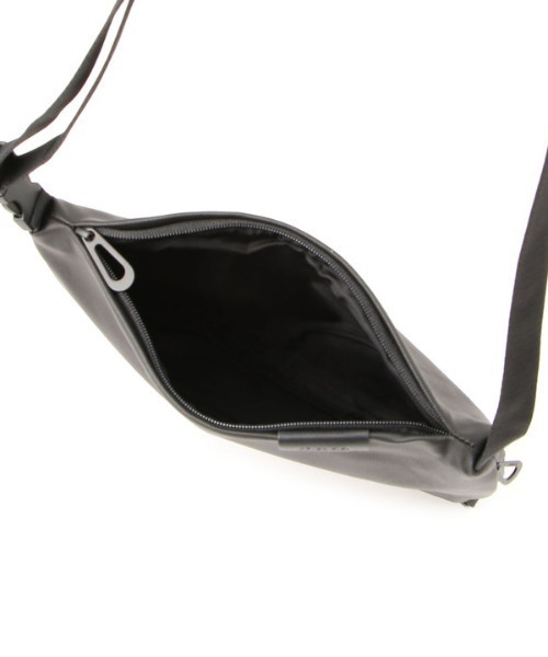 Cote&Ciel（コートエシエル）の「Cote&Ciel(コートエシエル)INN MEDIUM COATED CANVAS BAG/コーティングショルダーバッグ（ショルダーバッグ・メンズ・ブラック・FREE）」の11枚目の写真