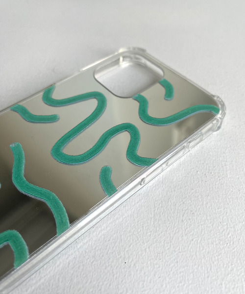 SANSeLF（サンセルフ）の「ミラーラインiPhoneケース【SANSeLF】smc21a002（スマホケース/カバー・レディース・グリーン・D/I/F/A/J/N/O/P/U/R/V/T/W/Z/X/Y）」の4枚目の写真