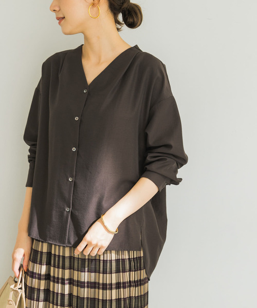 URBAN RESEARCH(アーバンリサーチ)の「ウォッシャブルエアリーVネックシャツ(シャツ/ブラウス・レディース・ブラウン/オフホワイト/グリーン/マスタード・FREE)」の3枚目の写真