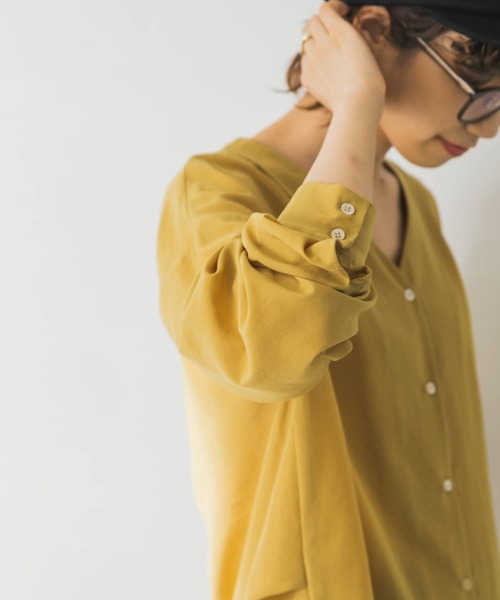 URBAN RESEARCH(アーバンリサーチ)の「ウォッシャブルエアリーVネックシャツ(シャツ/ブラウス・レディース・ブラウン/オフホワイト/グリーン/マスタード・FREE)」の7枚目の写真