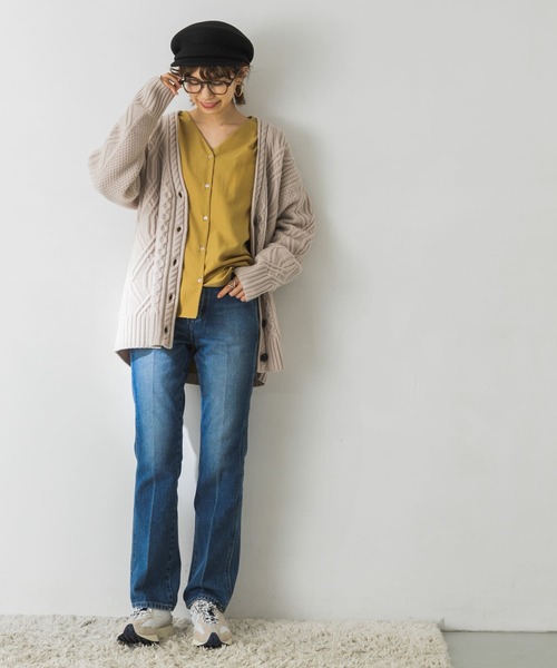 URBAN RESEARCH(アーバンリサーチ)の「ウォッシャブルエアリーVネックシャツ(シャツ/ブラウス・レディース・ブラウン/オフホワイト/グリーン/マスタード・FREE)」の11枚目の写真