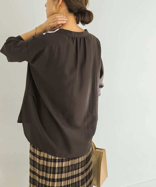 URBAN RESEARCH(アーバンリサーチ)の「ウォッシャブルエアリーVネックシャツ(シャツ/ブラウス・レディース・ブラウン/オフホワイト/グリーン/マスタード・FREE)」の21枚目の写真