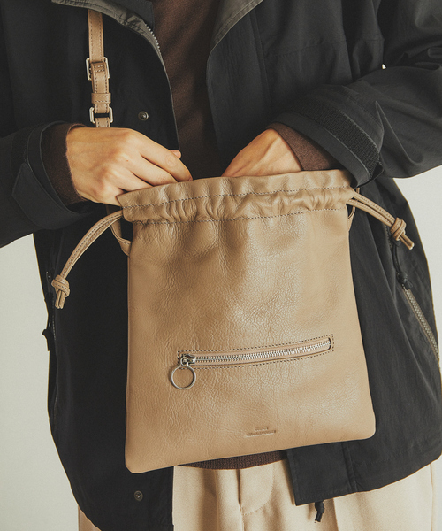 SEEKER(シーカー)の「【SEEKER 別注】レザードロスト ショルダーバッグ(ショルダーバッグ・メンズ・ブラック/グレイッシュベージュ・フリー)」の14枚目の写真