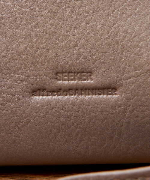 SEEKER(シーカー)の「【SEEKER 別注】レザードロスト ショルダーバッグ(ショルダーバッグ・メンズ・ブラック/グレイッシュベージュ・フリー)」の21枚目の写真