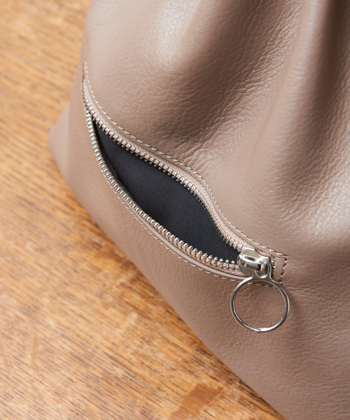 SEEKER(シーカー)の「【SEEKER 別注】レザードロスト ショルダーバッグ(ショルダーバッグ・メンズ・ブラック/グレイッシュベージュ・フリー)」の22枚目の写真