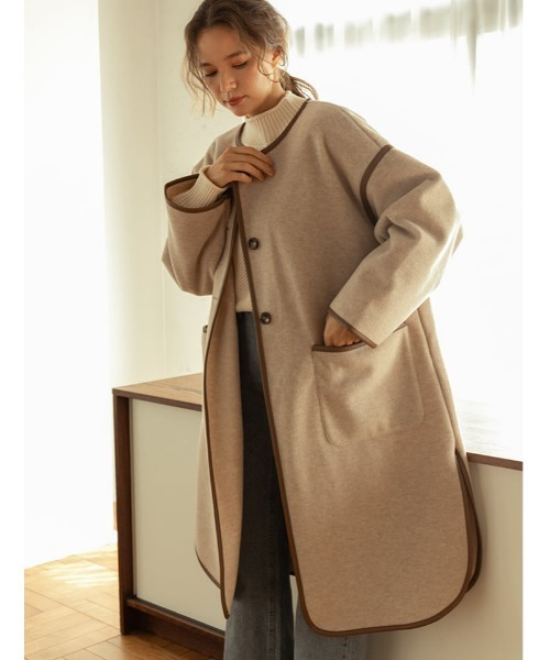 fifth（フィフス）の「ノーカラーパイピングロングコート（ノーカラージャケット・レディース・モカ/ベージュ・SMALL/MEDIUM）」の2枚目の写真