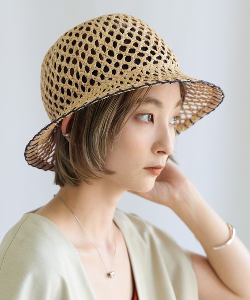select MOCA(セレクトモカ)の「ステッチデザイン透かし編みラフィアハット(ハット・レディース・ブラック/ナチュラル・FREE)」の2枚目の写真