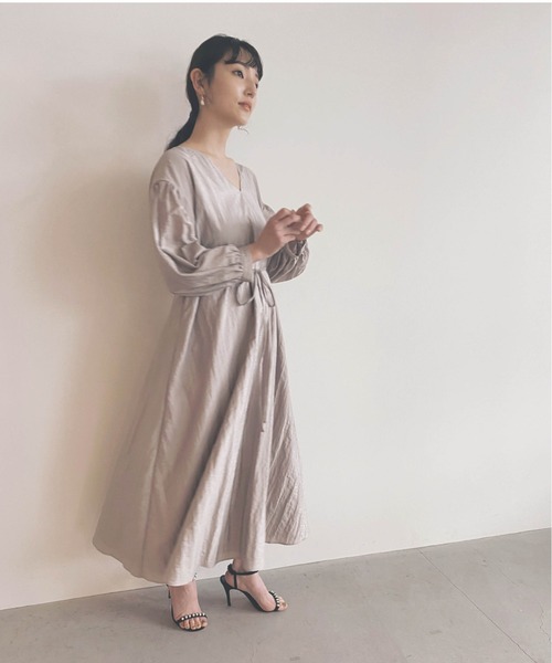 kaene（カエン）の「ボリュームスリーブAラインワンピース（ドレス・レディース・ブラック/ベージュ・1/2）」の4枚目の写真