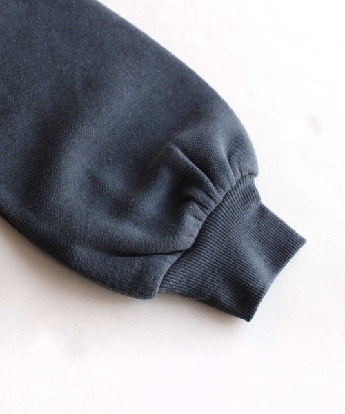 THE CASUAL（カジュアル）の「プリント BIG ハイネック トレーナー キッズ（スウェット・キッズ・ベージュ/オフホワイト/チャコール・110cm/120cm/130cm/140cm/150cm/160cm）」の12枚目の写真