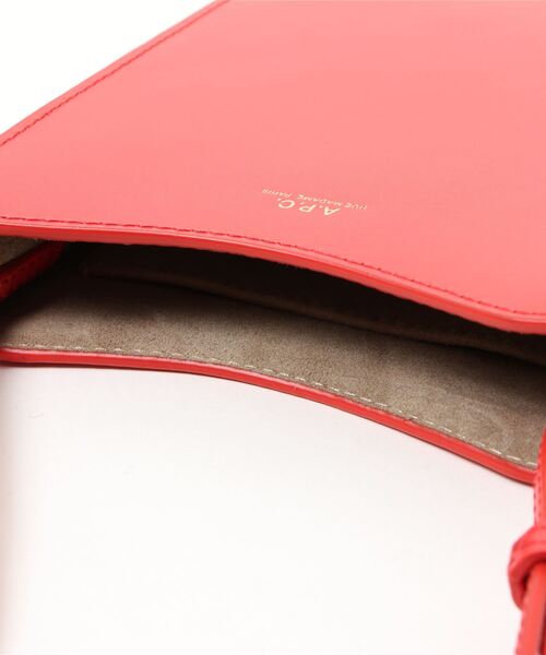 A.P.C.（アーペーセー）の「NECK POUCH JAMIE　22P（ショルダーバッグ・レディース・ブラック/レッド系その他・ONESIZE）」の3枚目の写真