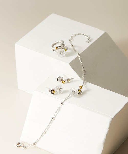 Samantha Tiara(サマンサティアラ)の「ZOZO限定 マーガレットピアス(ピアス(両耳用)・レディース・シルバー・FREE)」の3枚目の写真