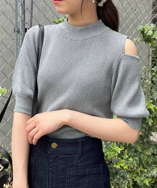 MAJESTIC LEGON（マジェスティックレゴン）の「キラキラアシメ肩あきニット（ニット/セーター・レディース・アイボリー/ベージュ/ブラウン/ブルー・MEDIUM）」の4枚目の写真