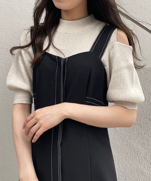 MAJESTIC LEGON（マジェスティックレゴン）の「キラキラアシメ肩あきニット（ニット/セーター・レディース・アイボリー/ベージュ/ブラウン/ブルー・MEDIUM）」の2枚目の写真