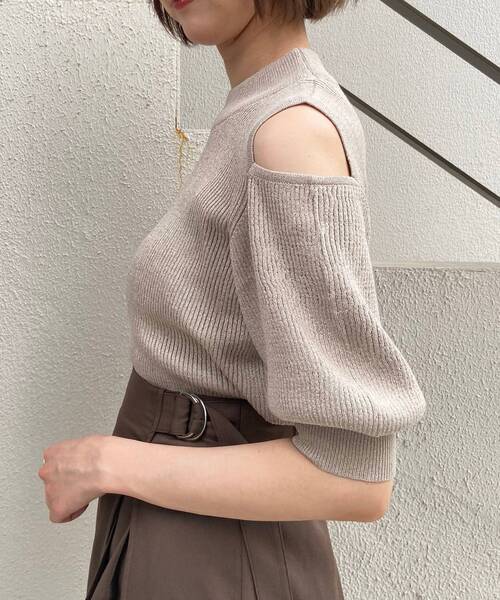 MAJESTIC LEGON（マジェスティックレゴン）の「キラキラアシメ肩あきニット（ニット/セーター・レディース・アイボリー/ベージュ/ブラウン/ブルー・MEDIUM）」の5枚目の写真