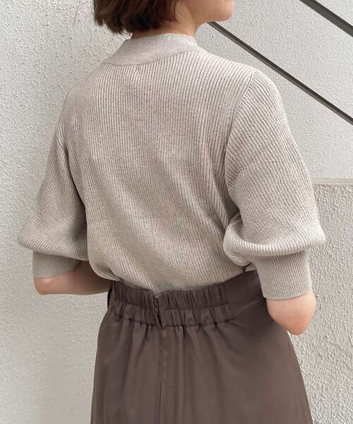 MAJESTIC LEGON（マジェスティックレゴン）の「キラキラアシメ肩あきニット（ニット/セーター・レディース・アイボリー/ベージュ/ブラウン/ブルー・MEDIUM）」の18枚目の写真