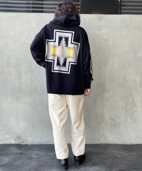 PENDLETON（ペンドルトン）の「[PENDLETON/ペンドルトン] 別注 ネイティブ柄 バックプリントスウェットパーカー（パーカー・レディース・ホワイト/ブラック・S/M/L/XL）」の6枚目の写真