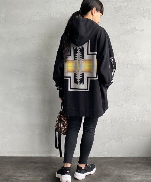 PENDLETON（ペンドルトン）の「[PENDLETON/ペンドルトン] 別注 ネイティブ柄 バックプリントスウェットパーカー（パーカー・レディース・ホワイト/ブラック・S/M/L/XL）」の5枚目の写真