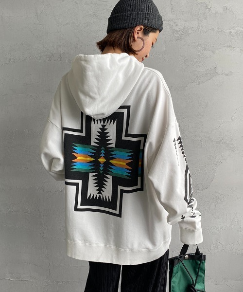 PENDLETON（ペンドルトン）の「[PENDLETON/ペンドルトン] 別注 ネイティブ柄 バックプリントスウェットパーカー（パーカー・レディース・ホワイト/ブラック・S/M/L/XL）」の10枚目の写真