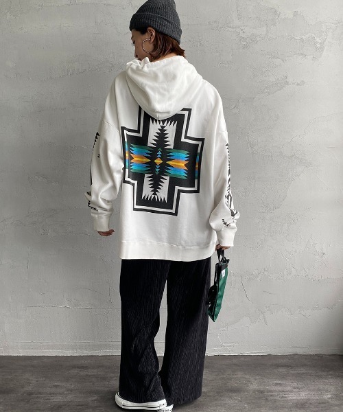 PENDLETON（ペンドルトン）の「[PENDLETON/ペンドルトン] 別注 ネイティブ柄 バックプリントスウェットパーカー（パーカー・レディース・ホワイト/ブラック・S/M/L/XL）」の13枚目の写真