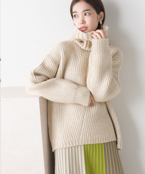 FURRY（ファーリー）の「ロービングタートルネックトップス（ニット/セーター・レディース・ベージュ/ブラウン/アイボリー・FREE）」の2枚目の写真