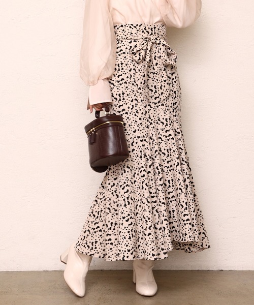 one after another NICE CLAUP（ワンアフターアナザーナイスクラップ）の「上品で華やかな印象。ラッフルマーメイドスカート（スカート・レディース・ブラック/ライトベージュ/グレー系その他/ベージュ系その他・SMALL/MEDIUM）」の3枚目の写真