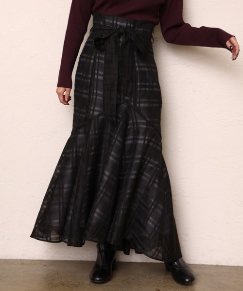 one after another NICE CLAUP（ワンアフターアナザーナイスクラップ）の「上品で華やかな印象。ラッフルマーメイドスカート（スカート・レディース・ブラック/ライトベージュ/グレー系その他/ベージュ系その他・SMALL/MEDIUM）」の2枚目の写真