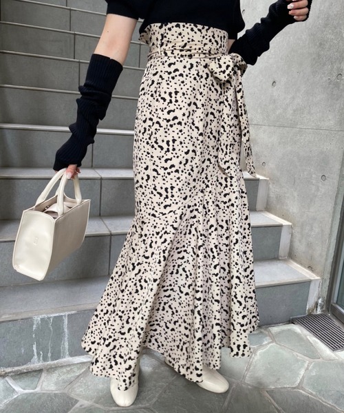 one after another NICE CLAUP（ワンアフターアナザーナイスクラップ）の「上品で華やかな印象。ラッフルマーメイドスカート（スカート・レディース・ブラック/ライトベージュ/グレー系その他/ベージュ系その他・SMALL/MEDIUM）」の16枚目の写真