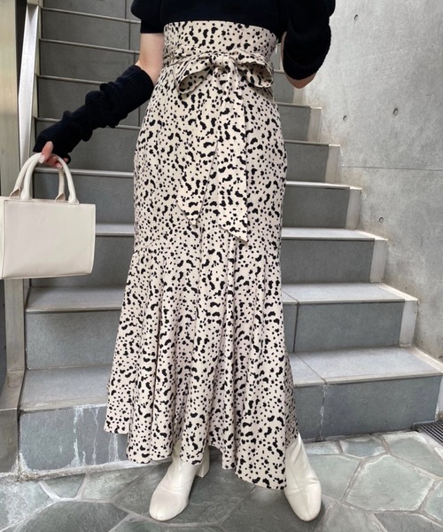 one after another NICE CLAUP（ワンアフターアナザーナイスクラップ）の「上品で華やかな印象。ラッフルマーメイドスカート（スカート・レディース・ブラック/ライトベージュ/グレー系その他/ベージュ系その他・SMALL/MEDIUM）」の17枚目の写真