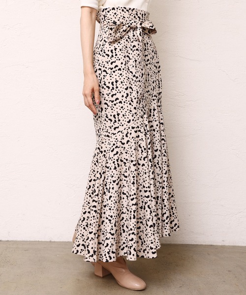 one after another NICE CLAUP（ワンアフターアナザーナイスクラップ）の「上品で華やかな印象。ラッフルマーメイドスカート（スカート・レディース・ブラック/ライトベージュ/グレー系その他/ベージュ系その他・SMALL/MEDIUM）」の14枚目の写真