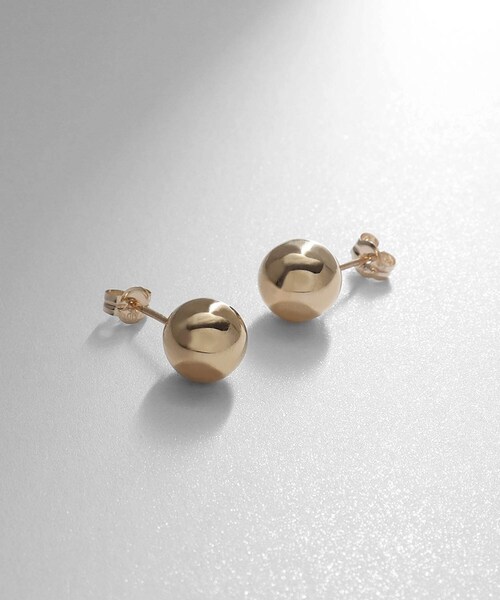 COCOSHNIK(ココシュニック)の「K10中空ボール スタッドピアスM(ピアス(両耳用)・レディース・ホワイト系その他7・00)」の1枚目の写真