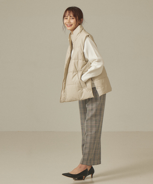 abahouse mavie(アバハウスマヴィ)の「フェイクレザーナイロン中綿ベスト(ダウンベスト・レディース・グレイッシュベージュ/ブラック・フリー)」の4枚目の写真