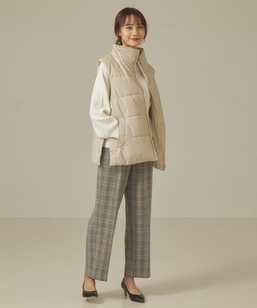 abahouse mavie(アバハウスマヴィ)の「フェイクレザーナイロン中綿ベスト(ダウンベスト・レディース・グレイッシュベージュ/ブラック・フリー)」の5枚目の写真