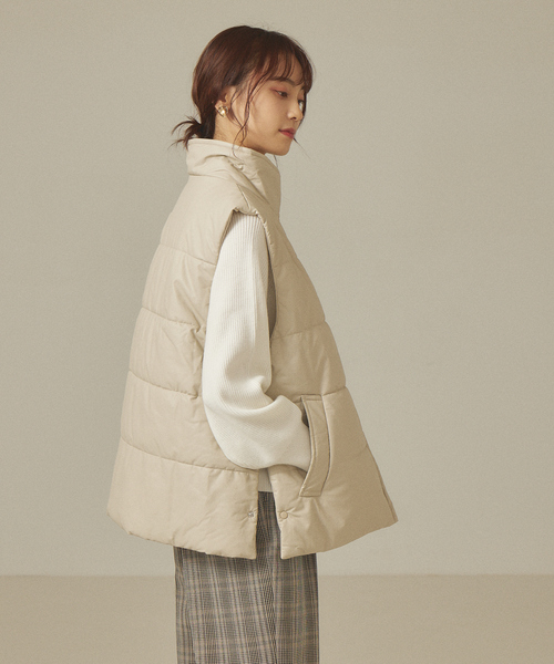 abahouse mavie(アバハウスマヴィ)の「フェイクレザーナイロン中綿ベスト(ダウンベスト・レディース・グレイッシュベージュ/ブラック・フリー)」の6枚目の写真