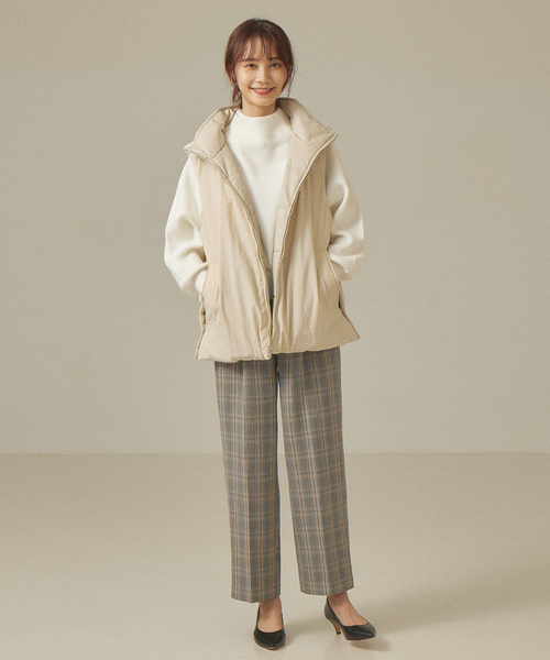 abahouse mavie(アバハウスマヴィ)の「フェイクレザーナイロン中綿ベスト(ダウンベスト・レディース・グレイッシュベージュ/ブラック・フリー)」の7枚目の写真