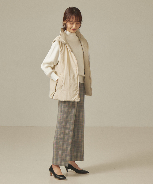 abahouse mavie(アバハウスマヴィ)の「フェイクレザーナイロン中綿ベスト(ダウンベスト・レディース・グレイッシュベージュ/ブラック・フリー)」の8枚目の写真